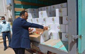توزيع 1000 كرتونة مواد غذائية لأهالي قريتين تم عزلهم 