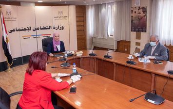 وزيرة التضامن في اجتماع مع وفد المستثمرات العرب