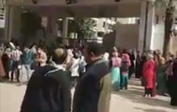 احتجاج بعض العاملين بمستشفى الشاملة بمركز كفر الدوار اعتراضا على عدم توزيع العمل عليهم