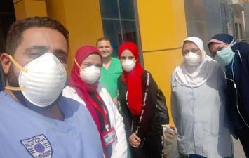 احتفال الطاقم الطبي بمستشفي العجمي بالإسكندرية بخروج حالة جديدة 