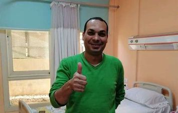 الدكتور محمد علي الطبيب المتعافي من فيروس كورونا بالأقصر 