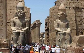 السياحة في مصر بمعبد الأقصر - صورة أرشيفية 