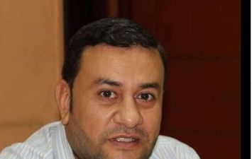 الصحفي محمود رباض