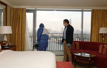 العناني يتفقد أعمال تطهير أحد الفنادق السياحية في القاهرة