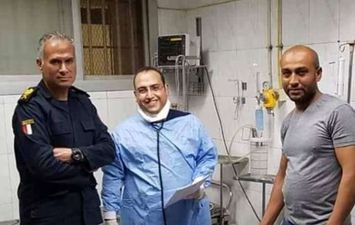 اللواء احمد حجازي مدير إدارة الدفاع المدني ينقذ طفلة باسيوط أثناء الحظر 