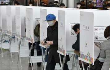 الناخبون الكوريون الجنوبيون يدلون بأصواتهم في الانتخابات البرلمانية