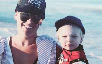 اليشيا بييث مور وطفلها 