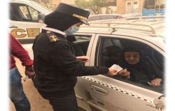 امن القاهرة يساعد مسنة في  صرف المعاش