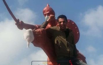 تمثال صلاح الدين الأيوبي مرتديًا الكمامة بالمنوفية