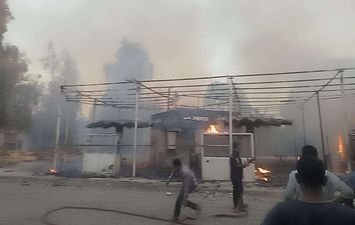 حريق ضخم في المدينة الصناعية بالجبلاو في قنا 