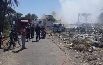 حريق ضخم في مقلب قمامة بمنتصف العقارات السكنية في قنا