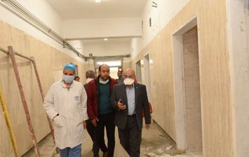 رئيس جامعة أسيوط بأحدى الزيارات للمستشفى الجامعى
