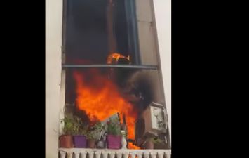 رجل يشعل النار في عمارة موبوءة بكورونا