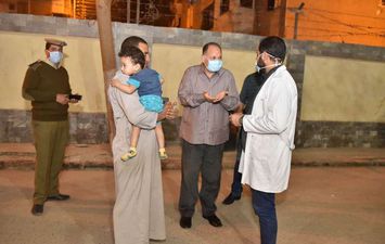 محافظ أسيوط وقت الحظر يوصل مواطن وأبنه المريض للمستشفى 