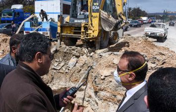 محافظ الإسكندرية يتابع أعمال إصلاح كسر خط مياه بالعجمي