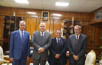 محافظ قنا مع ممثلى شركة البدوى 