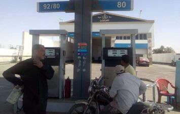 محطات الوقود بالأقصر تلتزم بالتسعيرة الجديدة 