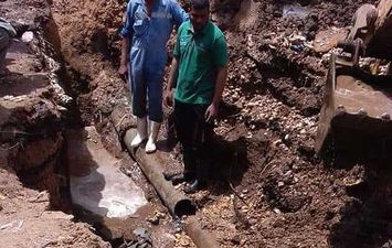 هبوط أرضي نتيجة انفجار خطوط المياه في الوقف بقنا