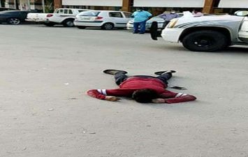 هندي يسقط ميتا في شوارع الكويت