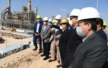 وزير البترول خلال الجولة التفقدية بمعمل ميدور