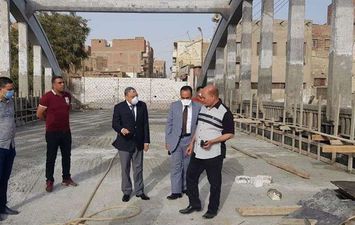 محافظ المنيا يتفقد الأعمال النهائية لصيانة وإعادة تأهيل كوبري المنصورة القديم