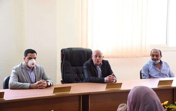محافظ بورسعيد يلتقى بالعاملين بالمبني الاداري للمنطقة الصناعية جنوب بورسعيد 