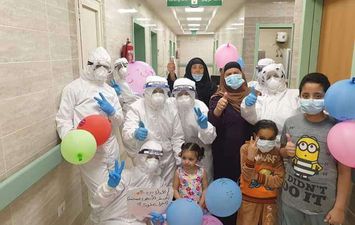 رسائل فرحة للأطفال المصابين بكورونا داخل مستشفي حجر ملوي 