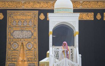  الرئيس العام وأئمة المسجد الحرام يتقدمون المصلين في صلاة العيد.