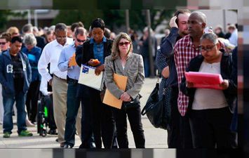 أشخاص يتقدمون بطلبات إعانة البطالة 
