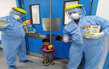 أطباء الحجر الصحي بالإسكندرية يدخلون البهجة علي قلوب الأطفال