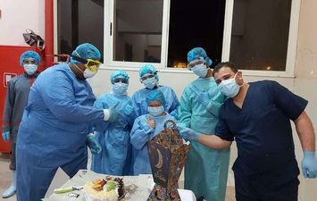 أطباء حجر أسوان يحتفلو بعيد ميلاد أصغر مصابة بكورونا