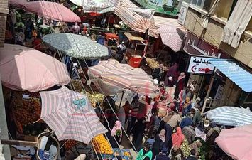 إزدحام المواطنين في شوارع دمنهور 
