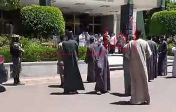 احتجاج العشرات من أهالي دشنا أمام مبنى محافظة قنا