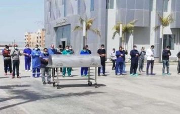 الأطباء والعاملون بمستشفى النجيلة يصلون الجنازة على ضحية كورونا