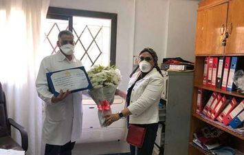 القومى للمرأة بمحافظة الجيزة يزور مستشفى الصدر للعزل بالعمرانية لتقديم الشكر للطاقم الطبى