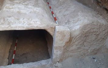 الكشف عن مقبرة فريدة ترجع للعصر الصاوي بمنطقة البهنسا