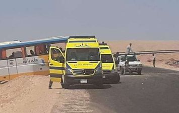 في يوم وقفة عرفة.. إصابة 14 شخصًا في حادث مروع بطريق &quot;قنا _ سوهاج&quot; الصحراوي 