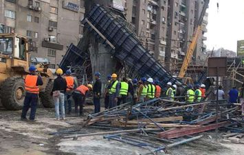 انهيار جزئي بكوبري تحت الإنشاء بميدان الساعة بمدينة نصر