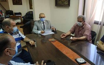 اهى يناقش الإستعدادات النهائية لتقييم المشروعات البحثية للشهادة الإعدادية