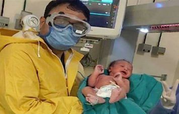  اول طفل يولد بالحجر الصحى بأسوان 