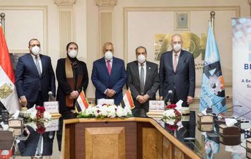 باستثمارات تزيد عن مليار جنيه  توقيع اتفاقية إنشاء أكبر مصنع  للألياف الضوئية بالمنطقة الاقتصادية لقناة السويس