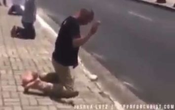 برازيليون يجثون على الأرض تضرعا إلى الله ليرفع عنهم وباء كورونا 