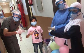 توزيع الهدايا على الأطفال بمستشفى العزل الصحى ببني سويف 