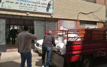 توزيع شنط رمضانية ووجبات علي الأسر الفقيرة ومستشفيات العزل بالإسكندرية 