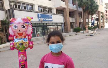 خروخ أول طفلة من مستشفى العزل الصحي بكفر الدوار 
