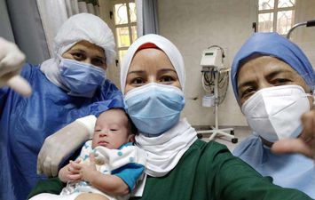 رضيع ورضيعة.. الصحة تعلن تعافي أصغر مصابي فيروس كورونا في مصر