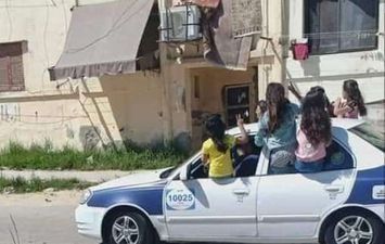 رغم كورونا ..شباب بورسعيد يودعون العيد بجولات صاخبة بالميكروباصات و التاكسى 
