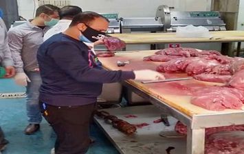 ضبط ثلاجة مصنع بها جبن ولحوم منتهية الصلاحية بالإسكندرية