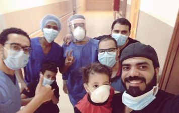 عائلة الشاب محمد عبد الفتاح اثناء خروجهم من مستشفى الحجر الصحى بأسوان