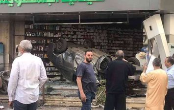 حادث انقلاب سيارة ملاكى داخل  صيدلية بالشارع في المنصورة
